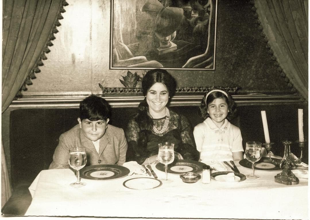 Raúl de Molina, quien nació el 29 de marzo de 1959 en Cuba, tenía una relación muy especial con su madre. En esta fotografía, Raúl de Molina tenía 9 años.