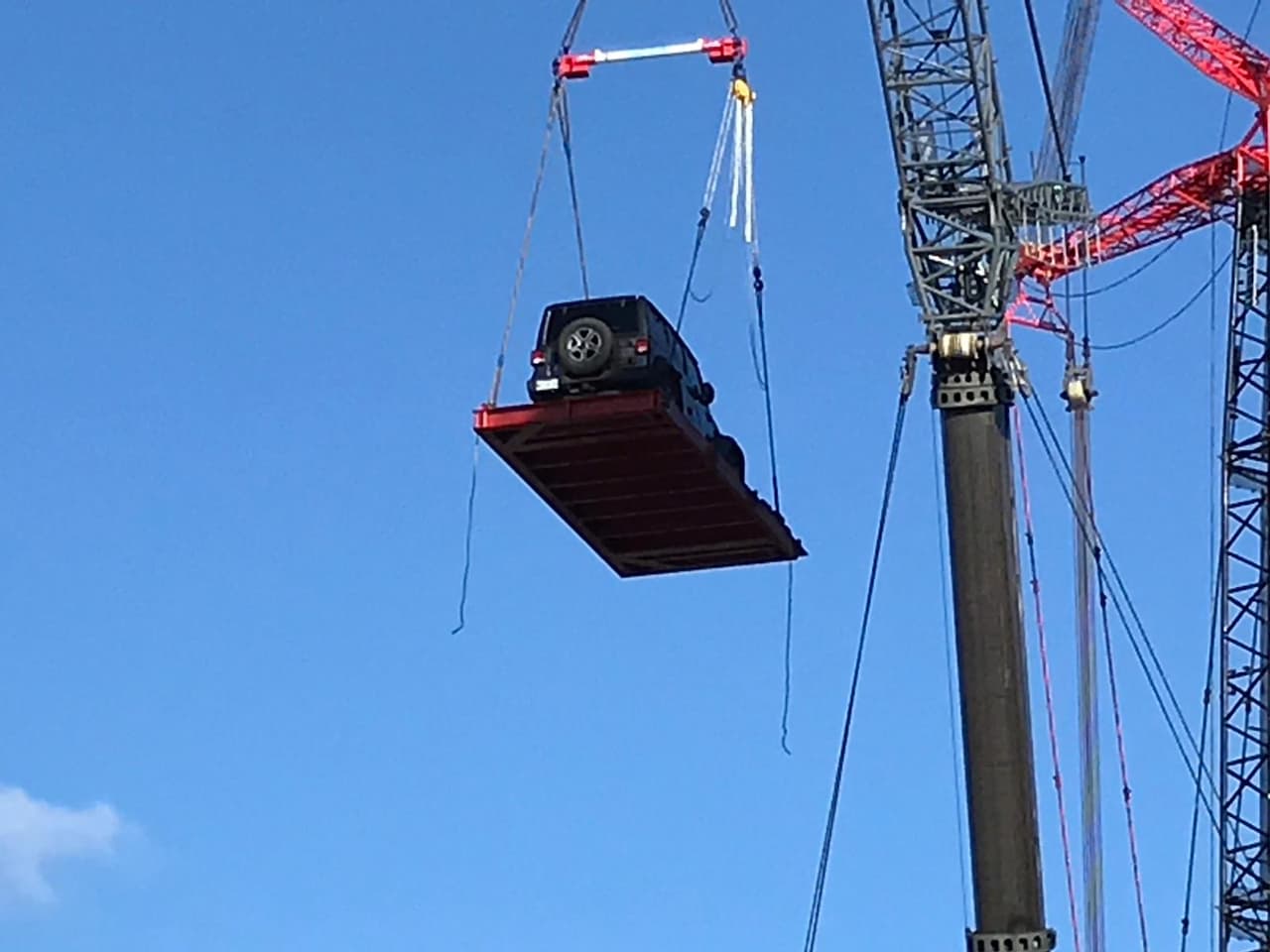 Remueven los automóviles del estacionamiento de Elan City Lights cuatro meses después de que se desplomó una grúa dejando una persona muerta. 
<br>
