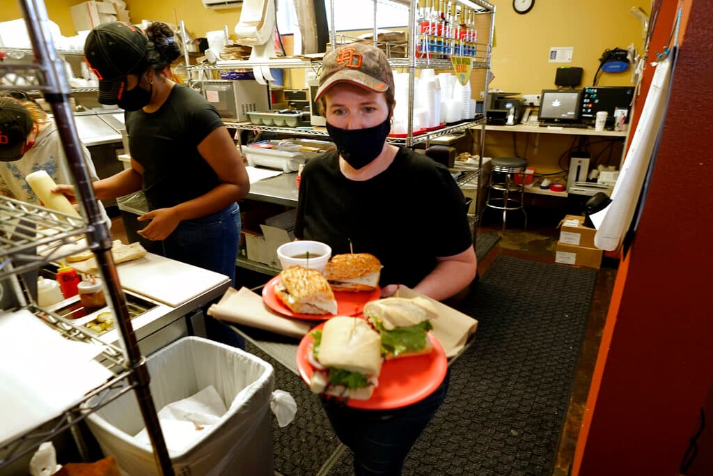 Fin al mandato de uso mascarillas en Los Ángeles: esta es la nueva estrategia para combatir el coronavirus