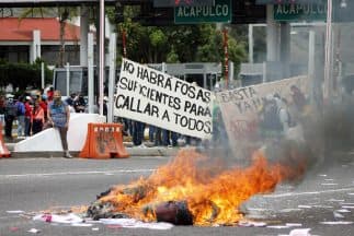 Profesores de Ayotzinapa queman material electoral para boicotear las elecciones. 