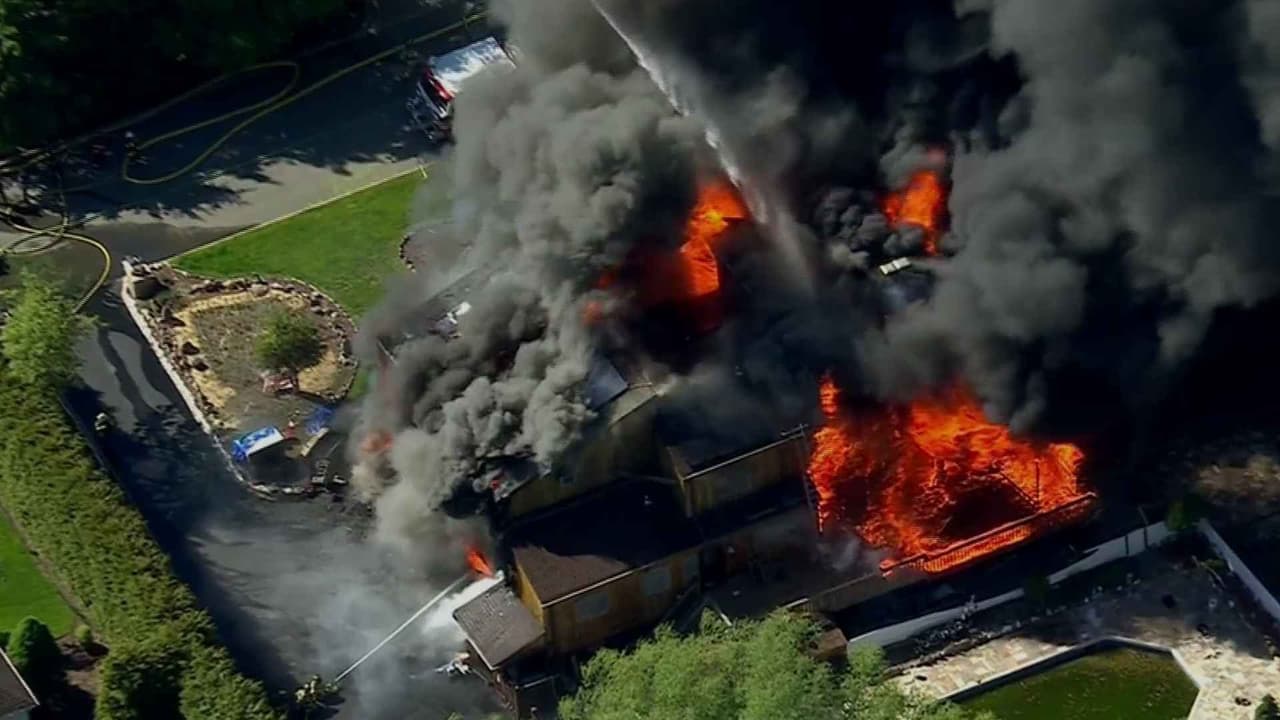 Impresionante incendio masivo devora casa en Nueva Jersey