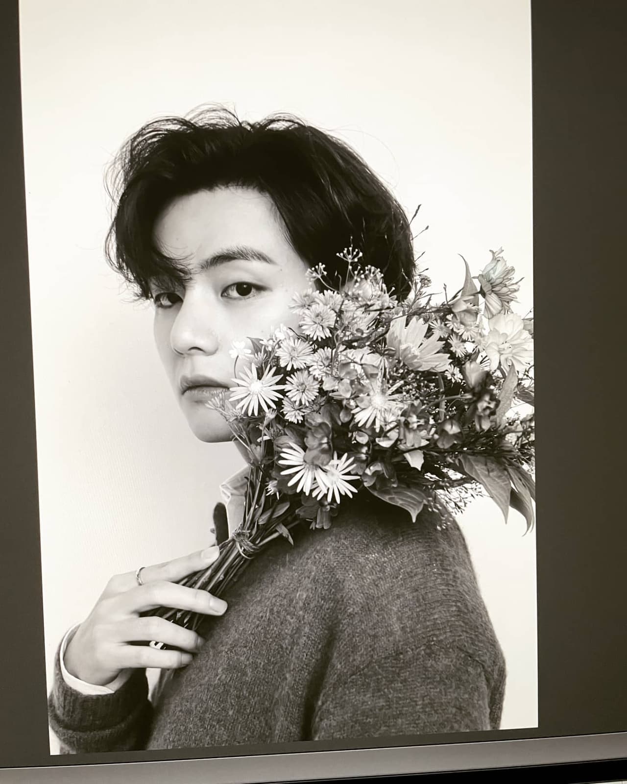 El nombre más corto de todos dentro de BTS es el de V, aunque en la vida real se llama Kim Tae-hyung. Este nombre fue elegido por su abuelo y significa “todo estará bien, incluso en los momentos difíciles”.