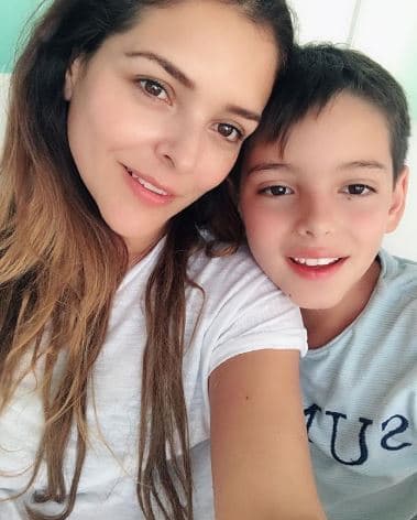 La vida amorosa de la actriz se mantuvo bajo el ojo público con varias de sus relaciones anteriores, una de ellas fue la que mantuvo con el argentino Patricio Borghetti, quien también es padre del único hijo que ha tenido la antagonista de 'Tenías que ser tú'.