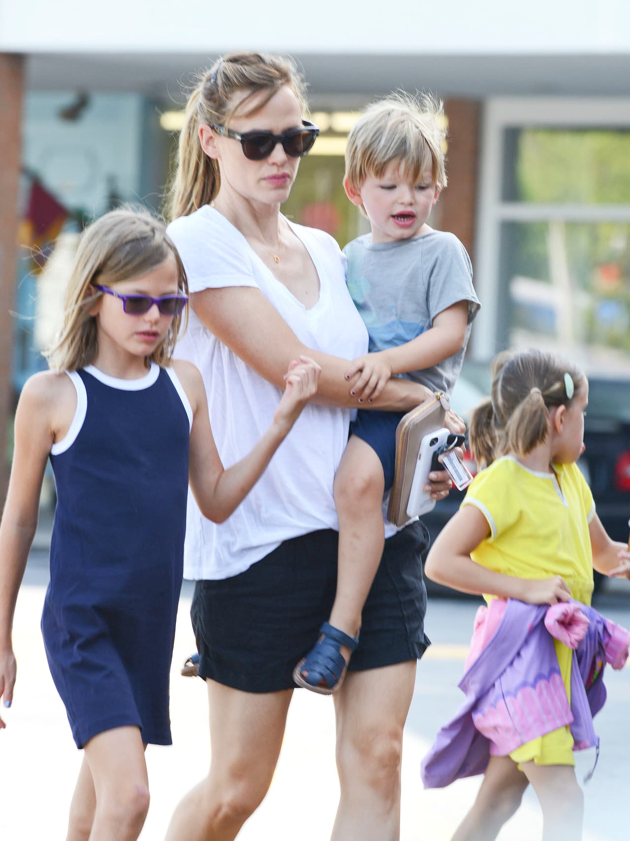 Los tres chicos la acompañaron a la tienda.