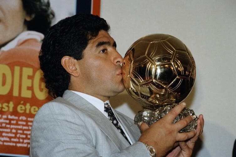 El Balón de Oro de Maradona de 1986 será subastado en París 