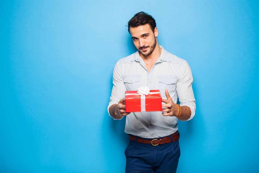 <b>LIBRA</b>
<br>El equilibrio, calma y serenidad son básicos para ellos, así que algo que refleje espiritualidad, paz y crecimiento personal serán muy bien recibidos. Algún tratamiento de belleza, amuletos, libros de superación, filosofía o religión; libros o cursos de cocina internacional, piezas de arte. Regalitos con encanto e idealismo.