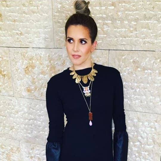 O un simple suéter negro y collares de diferentes tamaños.