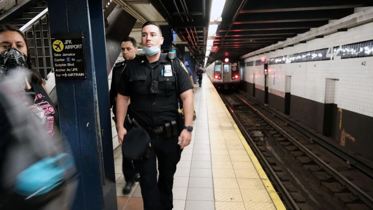 Hispano muere tras ser empujado a las vías del metro tras discusión en Queens