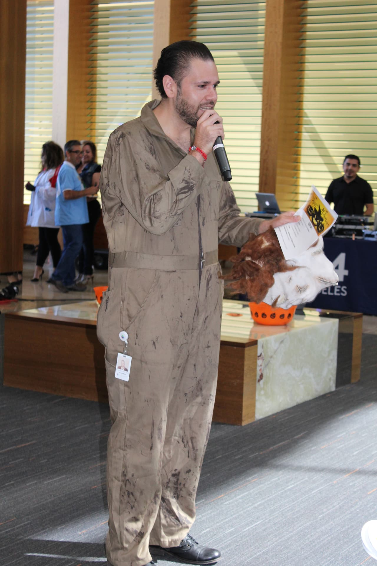 El equipo de Univision Los Angeles festejó Halloween a lo máximo y la gran fiesta contó con la presencia de personajes de la talla de Pitbull, Paquita la del Barrio, Donald Trump y hasta El Chapo.