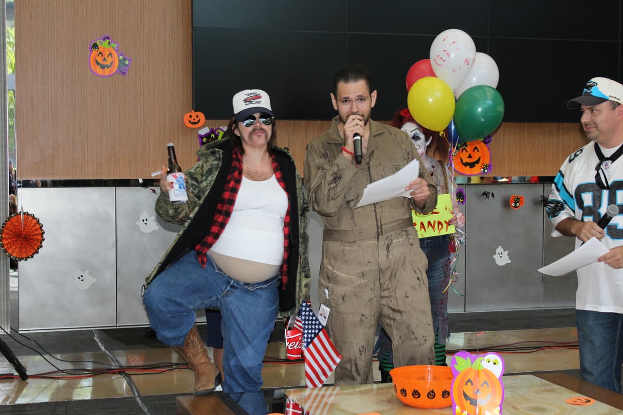 El equipo de Univision Los Angeles festejó Halloween a lo máximo y la gran fiesta contó con la presencia de personajes de la talla de Pitbull, Paquita la del Barrio, Donald Trump y hasta El Chapo.