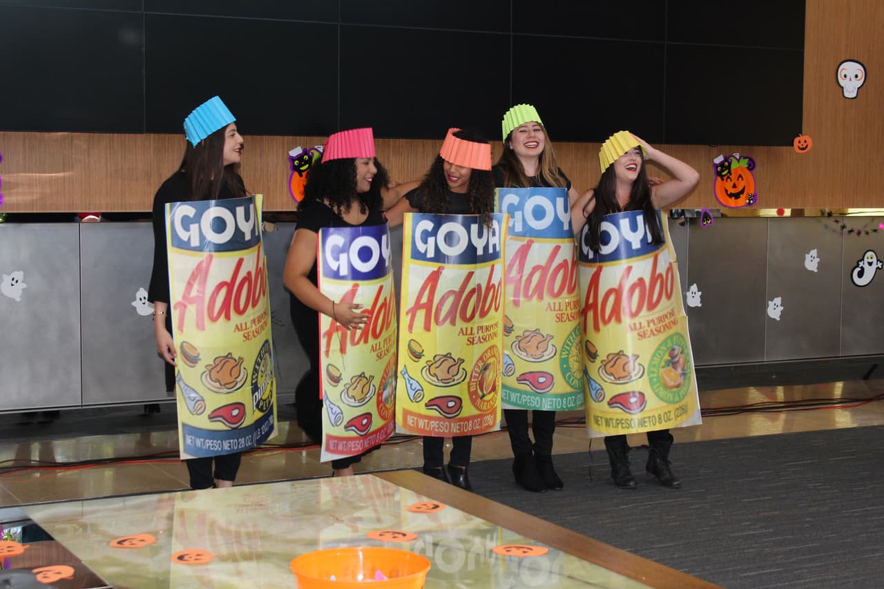 El equipo de Univision Los Angeles festejó Halloween a lo máximo y la gran fiesta contó con la presencia de personajes de la talla de Pitbull, Paquita la del Barrio, Donald Trump y hasta El Chapo.