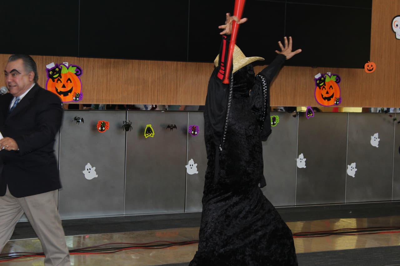 El equipo de Univision Los Angeles festejó Halloween a lo máximo y la gran fiesta contó con la presencia de personajes de la talla de Pitbull, Paquita la del Barrio, Donald Trump y hasta El Chapo.