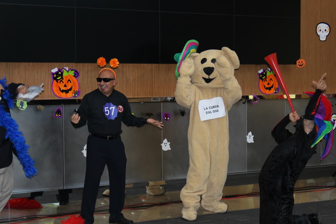 El equipo de Univision Los Angeles festejó Halloween a lo máximo y la gran fiesta contó con la presencia de personajes de la talla de Pitbull, Paquita la del Barrio, Donald Trump y hasta El Chapo.