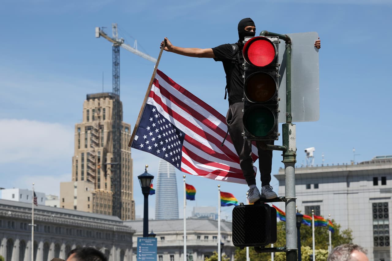 San José también se unió al movimiento “No Kings”, con manifestantes congregados en el Parque St. James y marchando por las calles del centro, portando banderas y pancartas contra Trump.