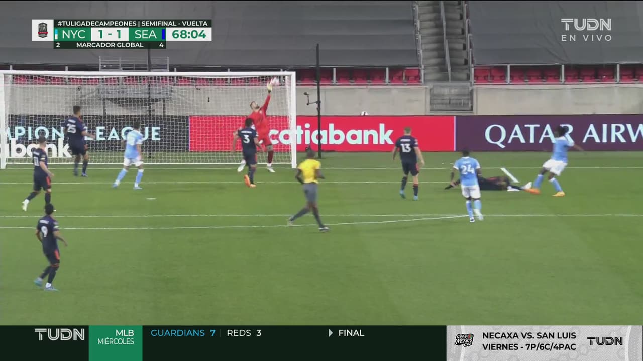 ¡Se viste de héroe! Es la noche de Frei y repite con un atajadón