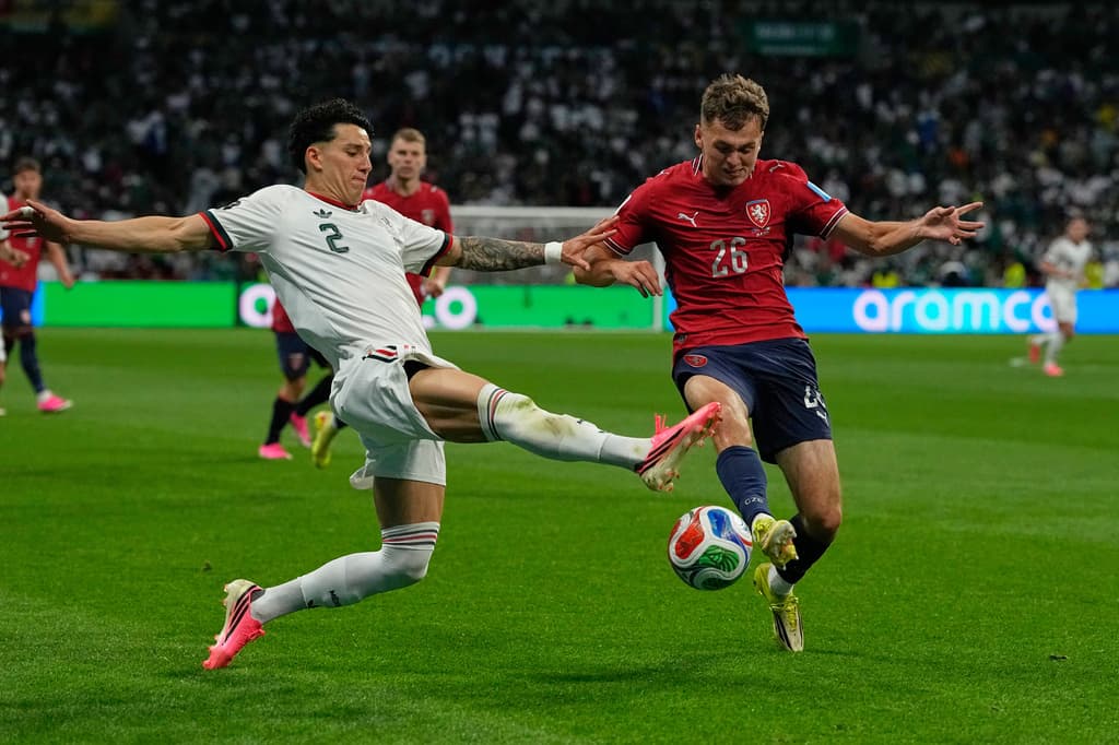 El mexicano Jorge Sánchez y el checo Denis Visinsky disputan el balón