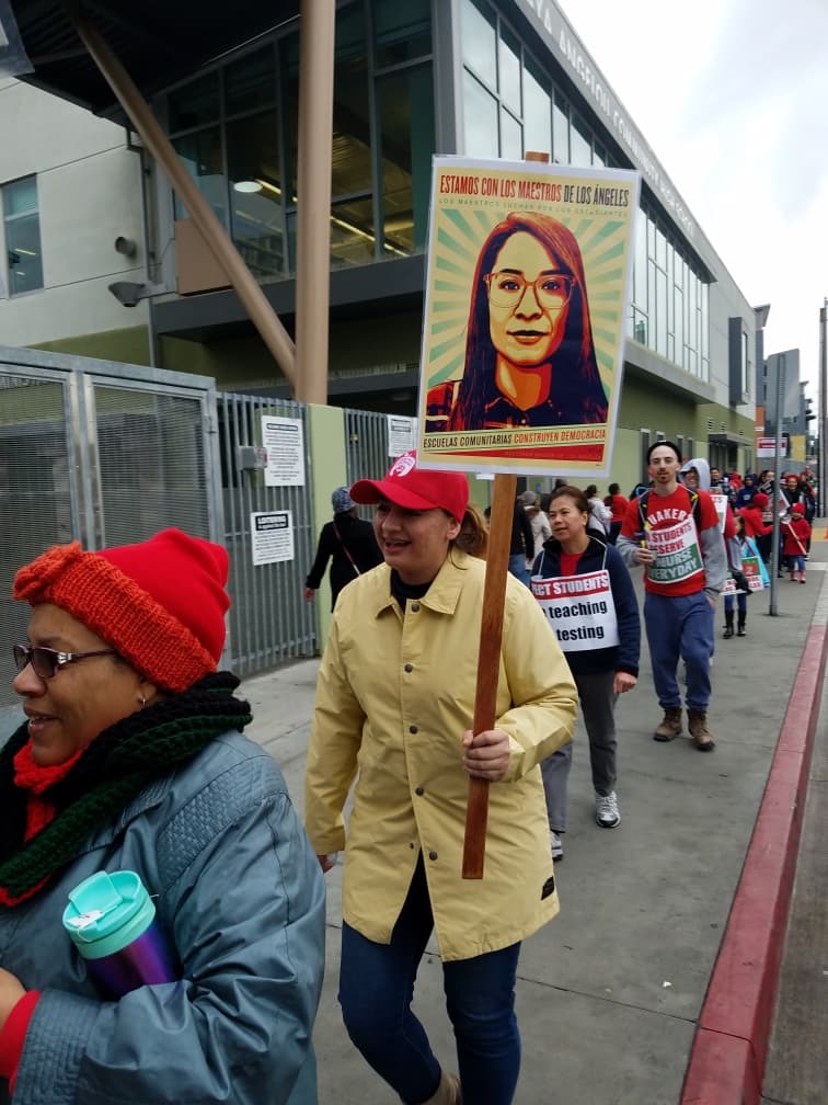 Se estima que la huelga afecta a cerca de medio millón de estudiantes de 900 escuelas, la mayoría de ellos hispanos, pues 
<b>el 74% de la población estudiantil del Distrito Escolar Unificado de los Ángeles es latina.</b>