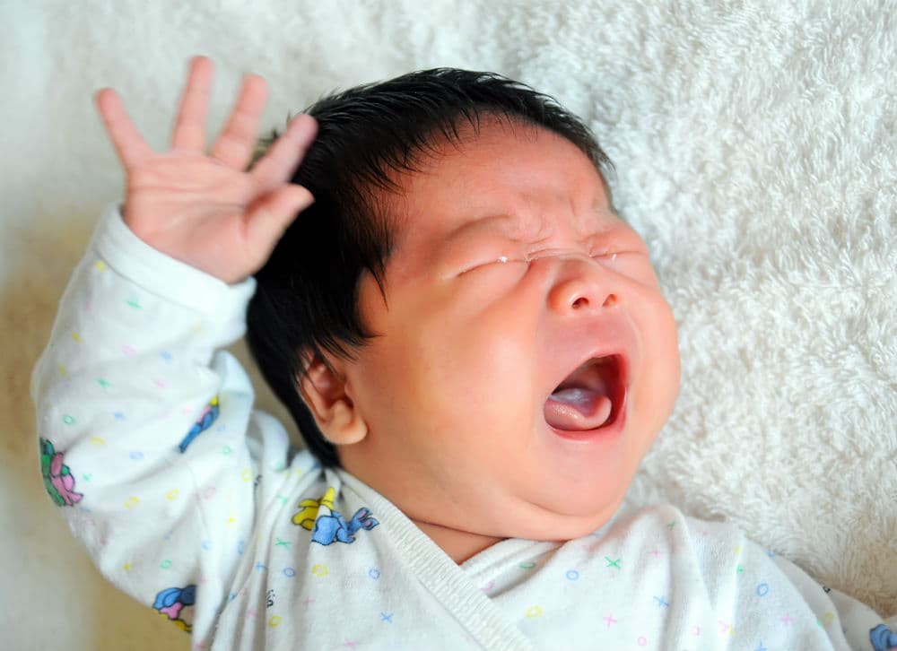 ¿Dejar que los bebés lloren hasta dormirse es bueno para su salud? Un nuevo estudio asegura que sí