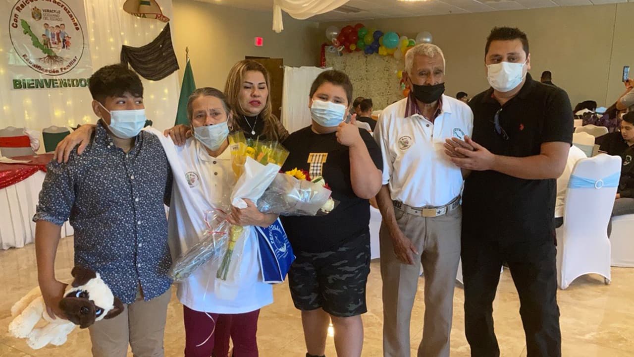 Mateo Arcadio (segundo de derecha a izquierda) pudo, luego de 20 años, volver a ver a sus hijos. Además, conoció en persona a dos de sus nietos, quienes no dudaron en hacerlo sentir querido.
<br>