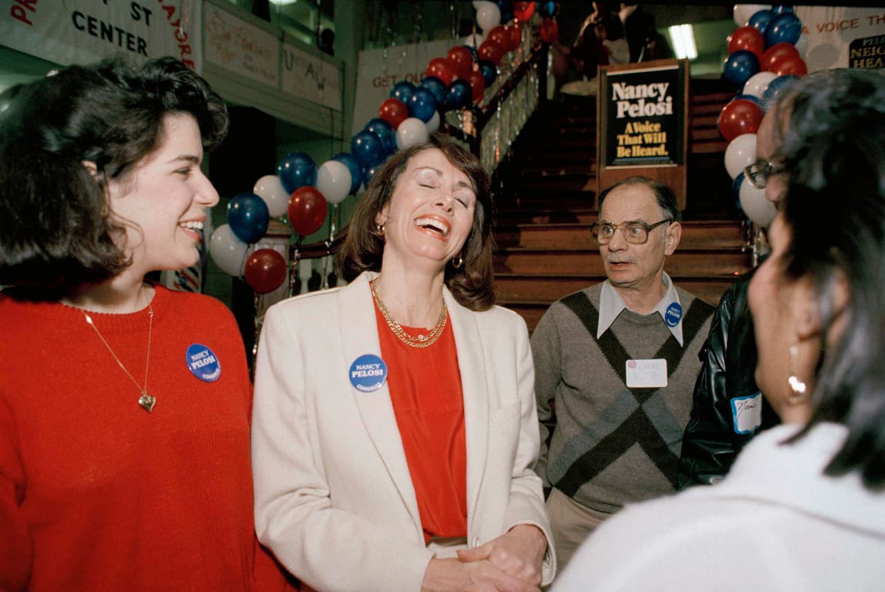 Los demócratas vitorearon a Pelosi cuando llegó a la cámara al mediodía. En poco tiempo, los legisladores llenaron la Cámara, al menos del lado demócrata, y se unió el líder de la mayoría en el Senado, Chuck Schumer. La Galería del Orador se llenó con el personal de Pelosi y sus invitados. También asistieron algunos republicanos, incluidos algunos miembros recién elegidos.
<br>
<br>
<br>En la foto, la candidata demócrata al Congreso, Nancy Pelosi den época electoral la noche del martes 8 de abril de 1987 en San Francisco.