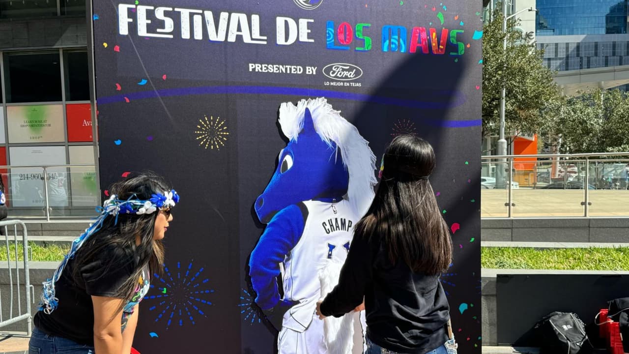 <b>Por primera vez en la historia, los <a href="https://www.univision.com/local/dallas-kuvn/dallas-mavericks-partidos-en-vivo-espanol-univision-unimas-49" target="_blank">juegos de los Mavs son transmitidos en español a través de UniMás 49</a></b>. Con la narración apasionada de nuestro compañero Pedro Silva,
<b>los fanáticos hispanos pueden así disfrutar de cada momento de los partidos en su idioma nativo</b>.