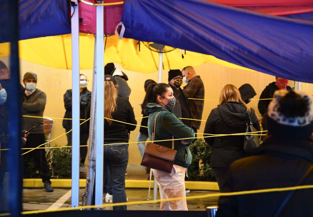 Reportan más de 8,000 nuevos casos de coronavirus en el condado de Los Ángeles antes de Navidad 