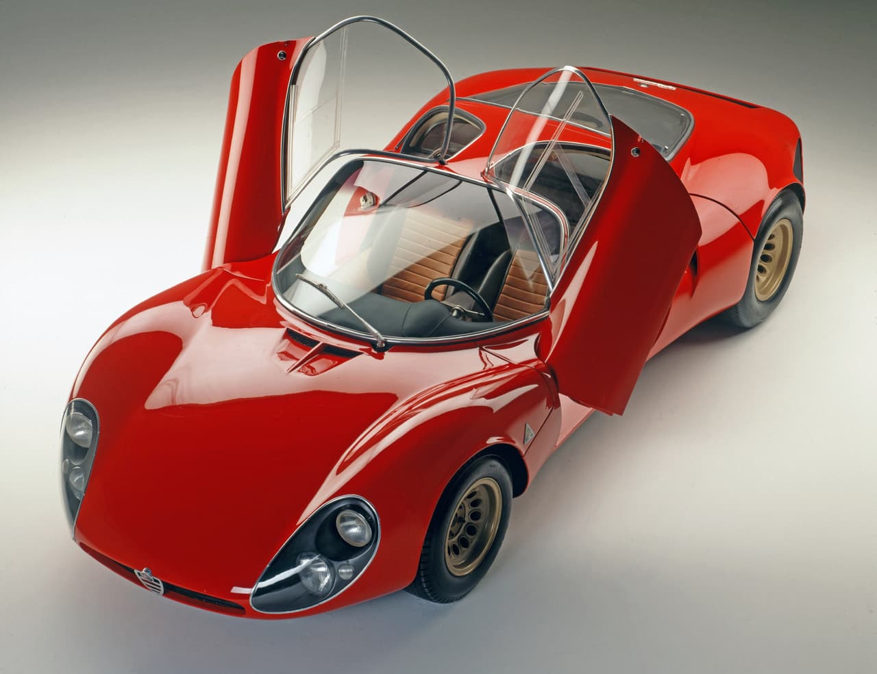 El Alfa Romeo Tipo 33 Stradale (1967-1969) fue uno de los primeros super autos, capaz de alcanzar hasta 162 mph (260 kph).