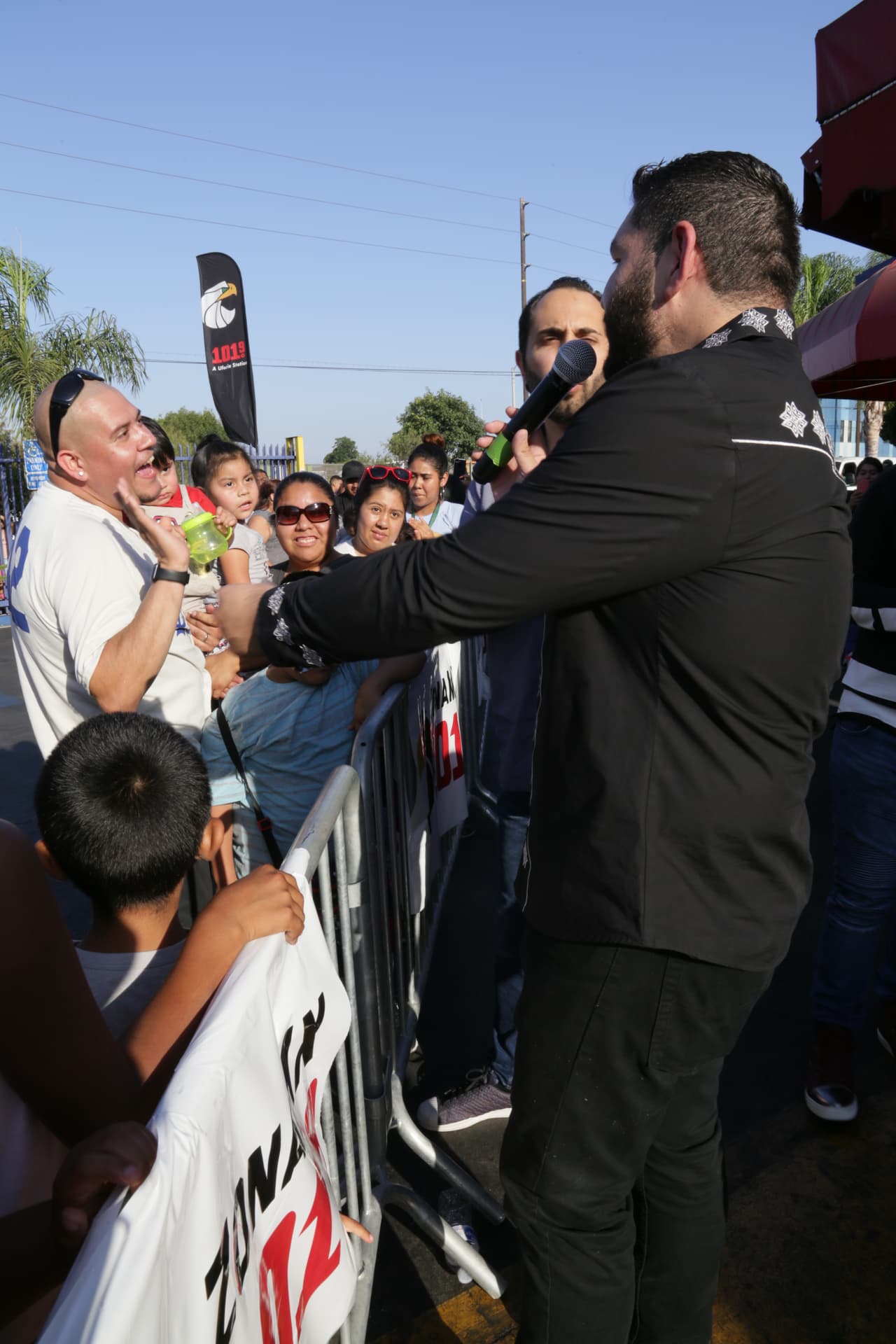Pero los locutores se aseguraron de que todos los presentes se divirtieran.