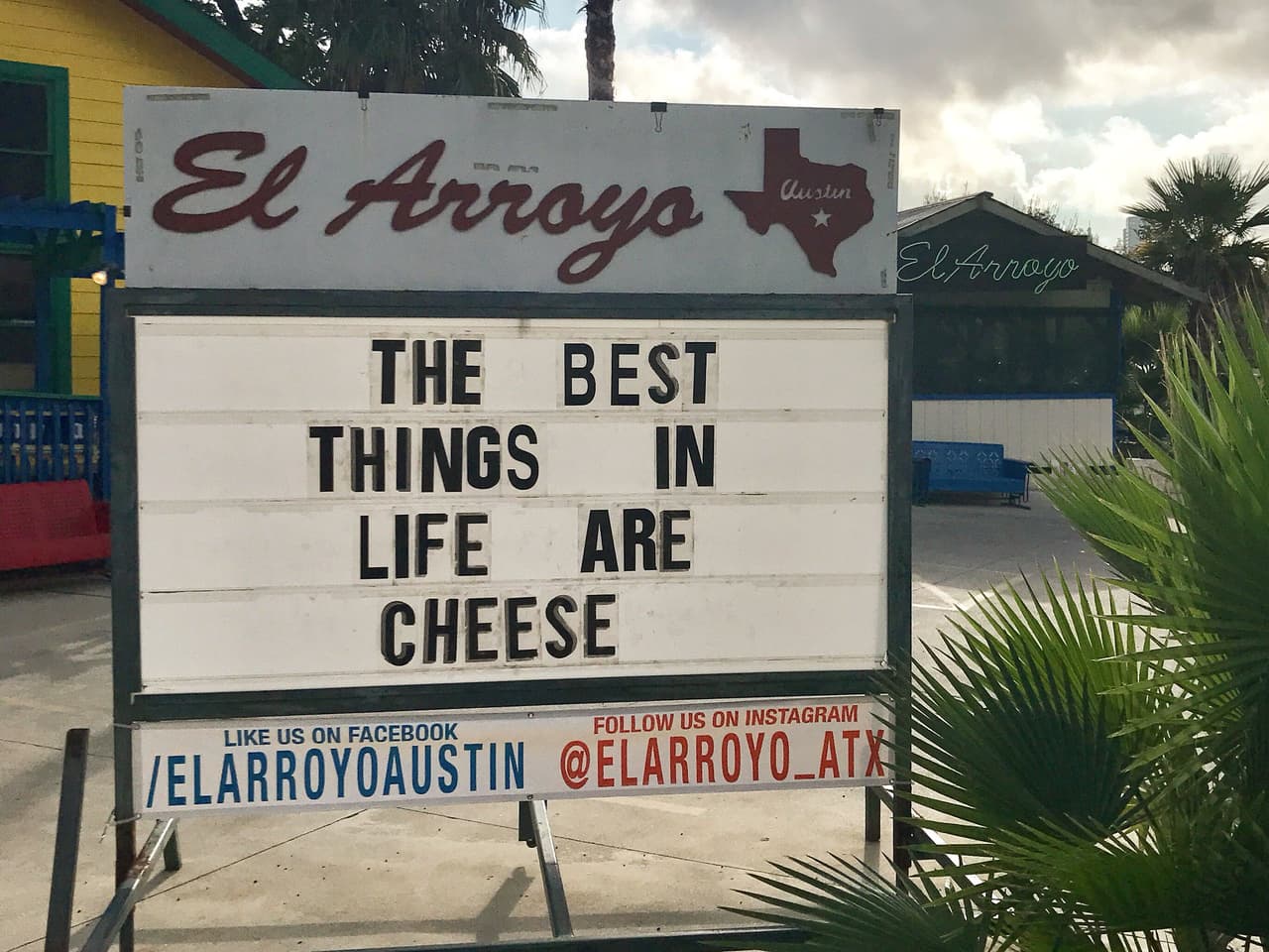 Los juguetones mensajes o bromas hacen referencia a la cotidianidad, el gusto por la comida y/o hechos actuales de cultura pop, política, deportes, conmemoraciones, naturaleza y hasta el clima.
