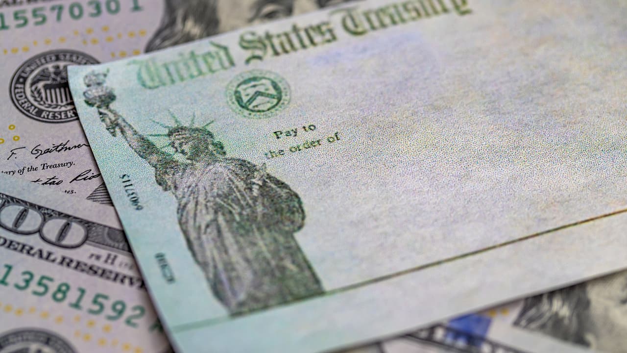 “Si no recibió los montos completos de los pagos de impacto económico puede ser elegible para reclamar el Crédito de recuperación de reembolso en su declaración de impuestos 2020”, indicó el
<a href="https://www.irs.gov/es" target="_blank">IRS</a>.