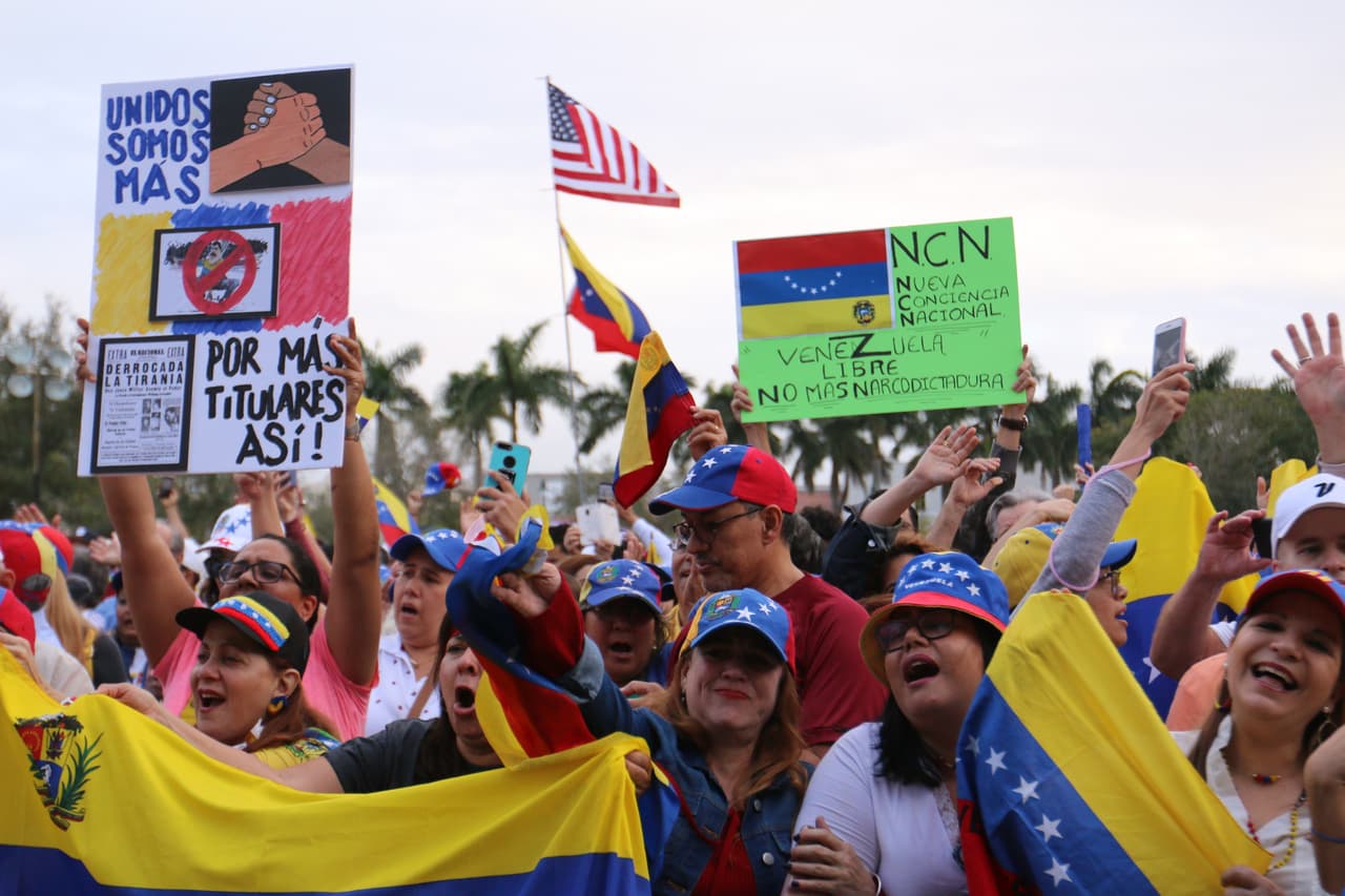 “No más narcodictadura” clamaban los venezolanos durante la manifestación que tuvo lugar después que el diputado Juan Guaidó se juramentó como presidente interino de Venezuela.