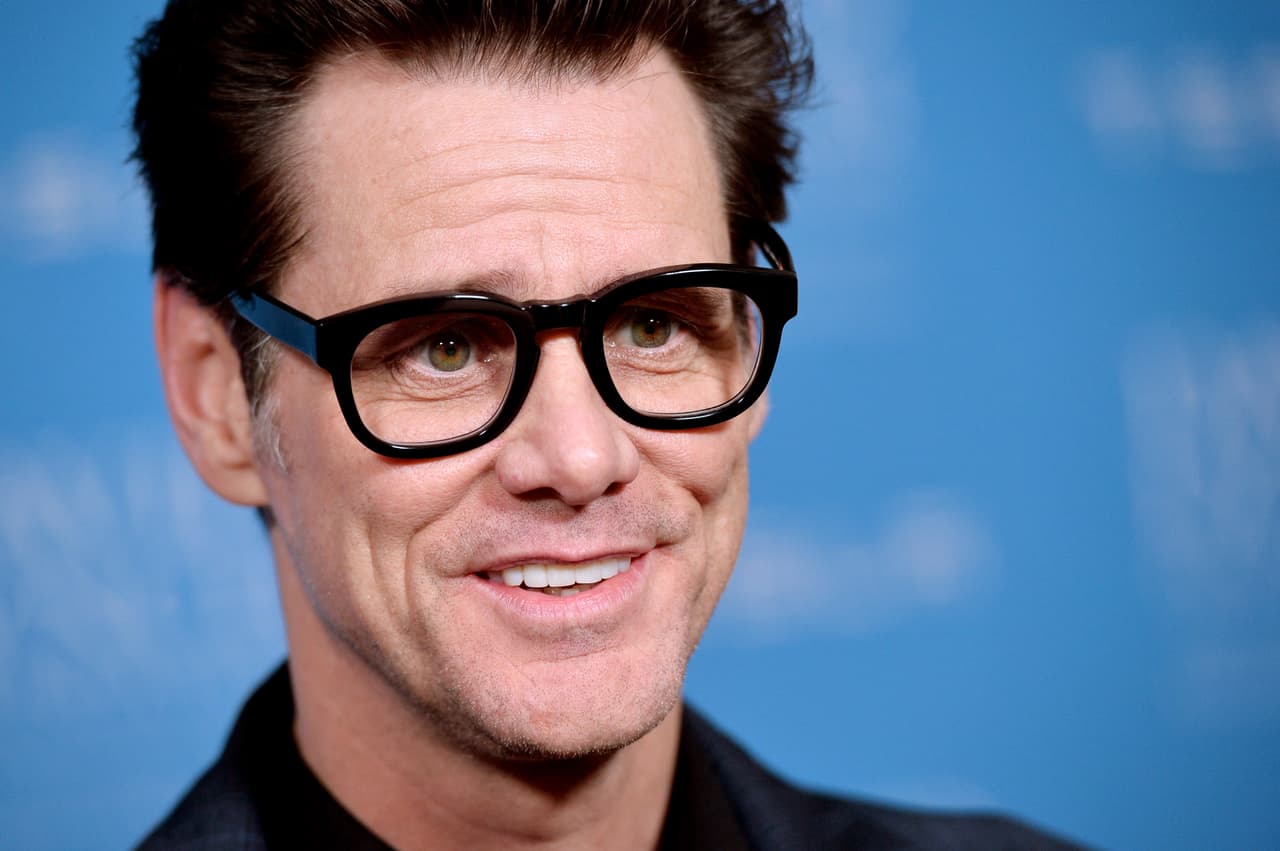 El actor Jim Carrey sufrió de depresión durante muchos años, por lo que debió tomar antidepresivos, según dijo a una entrevista en CBS News en 2009. Ahora que está mejor pudo suspenderlos y tampoco toma nada que tenga algún tipo de estimulantes: "Rara vez tomo café. Soy muy en serio en mi regla de nada de alcohol, nada de drogas. La vida es demasiado hermosa”.