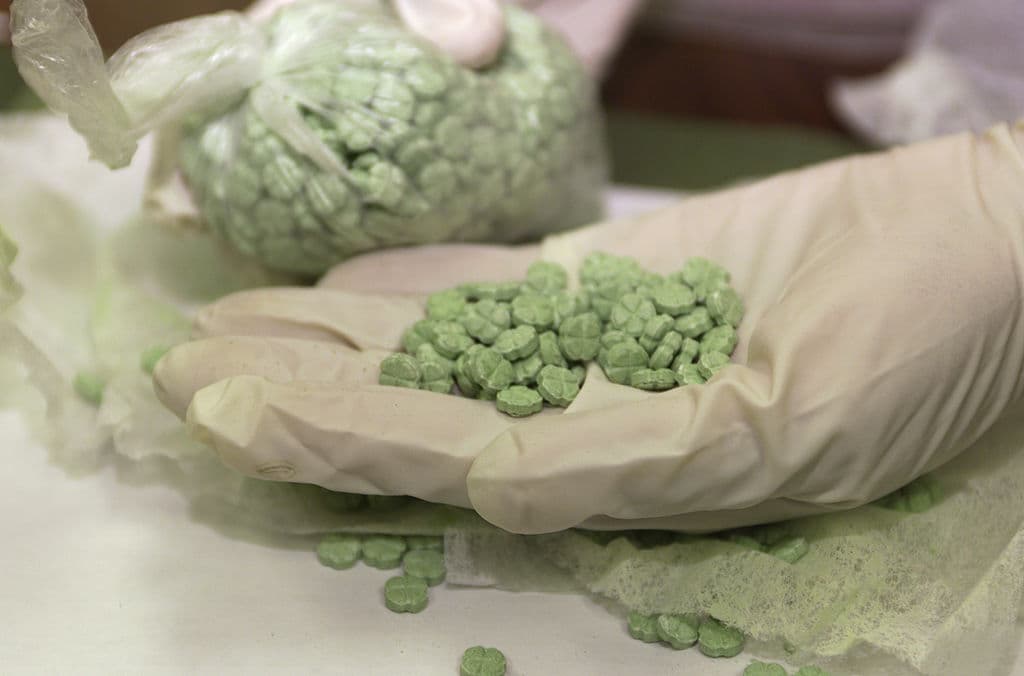 Una pareja compró ropa en línea y recibe por error un paquete con 25,000 pastillas de éxtasis