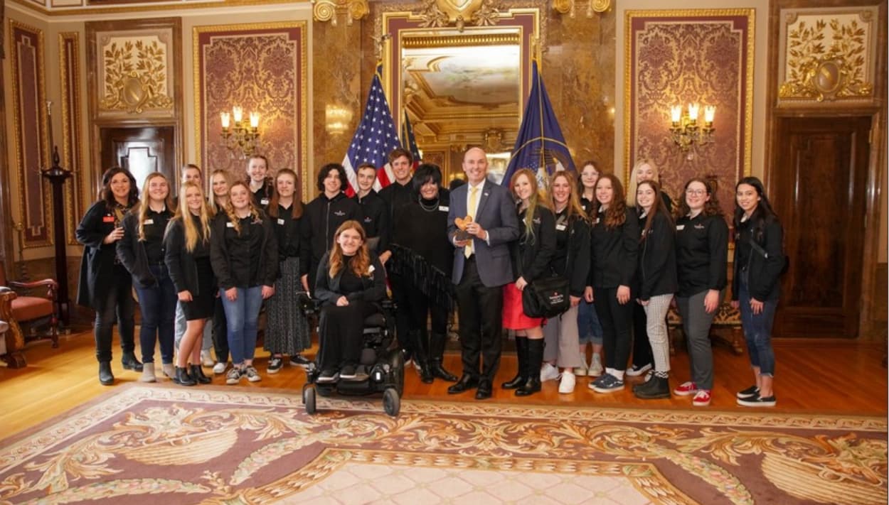 Las redes sociales y su efecto nocivo: el tema central de Spencer Cox con los jóvenes de Utah