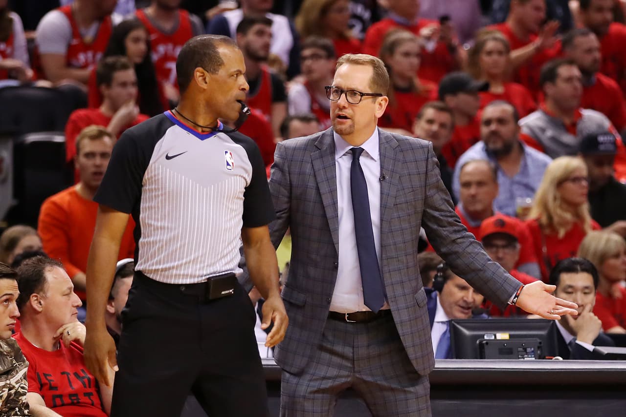 El entrenador Nick Nurse de los Toronto Raptors reclamó a uno de los árbitros por una presunta falta ofensiva de Giannis, ya en el tercer cuarto.