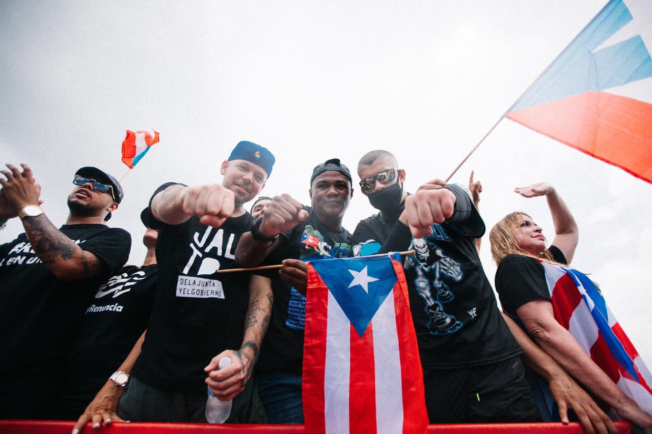 En primer plano, 
<b><a href="https://www.univision.com/radio/radio-nacional/rickysefue-celebridades-puertorriquenas-que-celebraron-la-renuncia-de-rossello-fotos">René Pérez, 'Residente'</a></b>; el retirado boxeador
<b> Félix 'Tito' Trinidad </b>y 
<b>Bad Bunny</b>, animando a las miles de personas que respondieron al llamado que se hizo mayormente a través de las redes sociales.