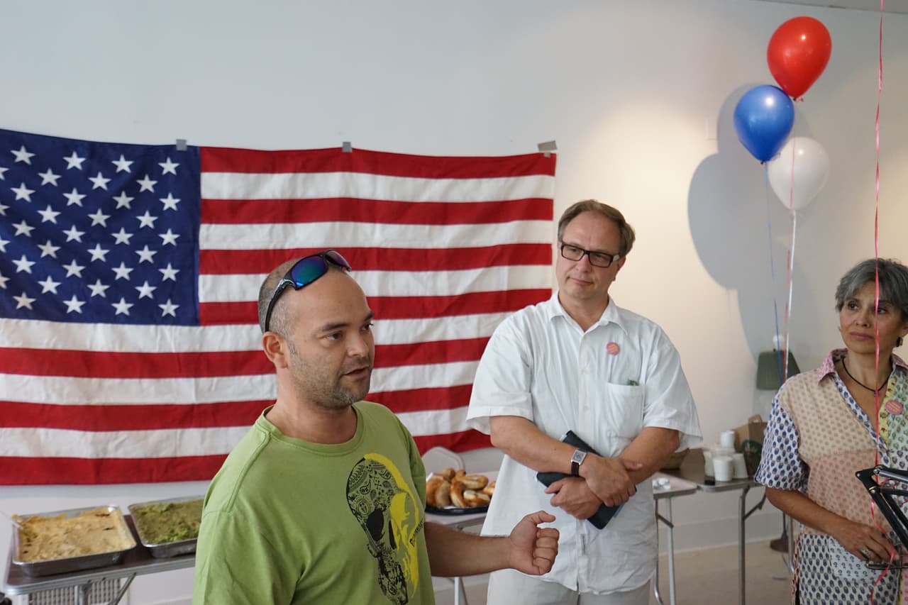 Un veterano habla durante la apertura de la oficina demócrata en East Hampton.