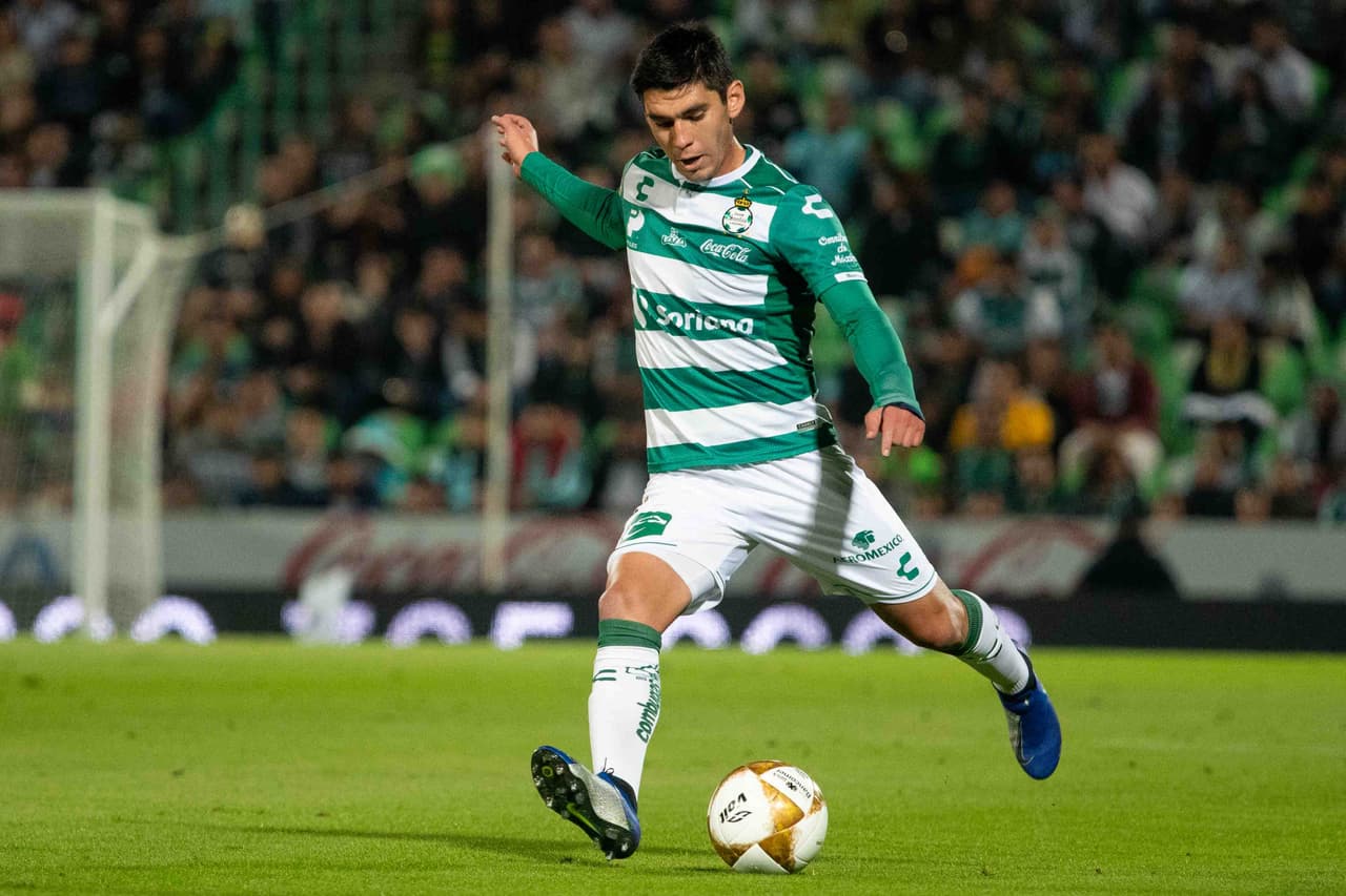Defensa: Jesús Angulo (Santos Laguna)