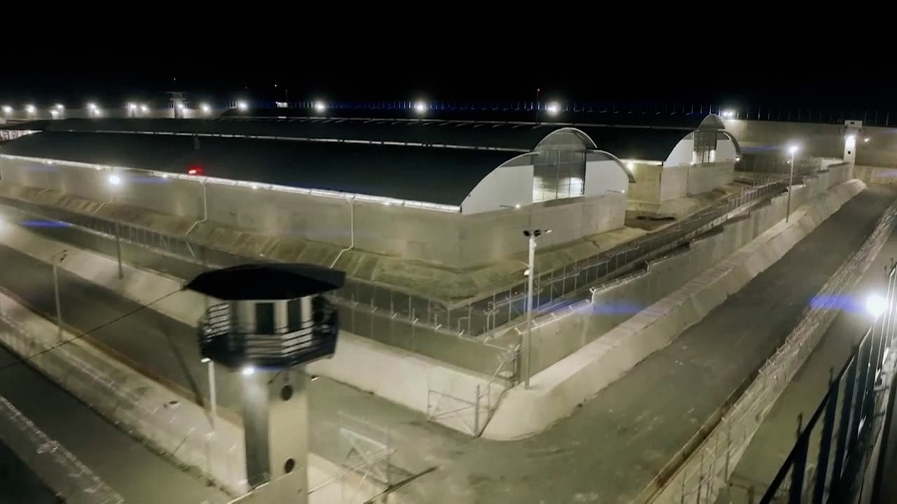 VIDEO: El nuevo penal, conocido como Centro de Confinamiento del Terrorismo (CECOT), tiene capacidad para unos 40,000 reclusos. El presidente Nayib Bukele lo visitó, tras conocerse nuevas denuncias de hacinamiento y muertes en cárceles salvadoreñas.