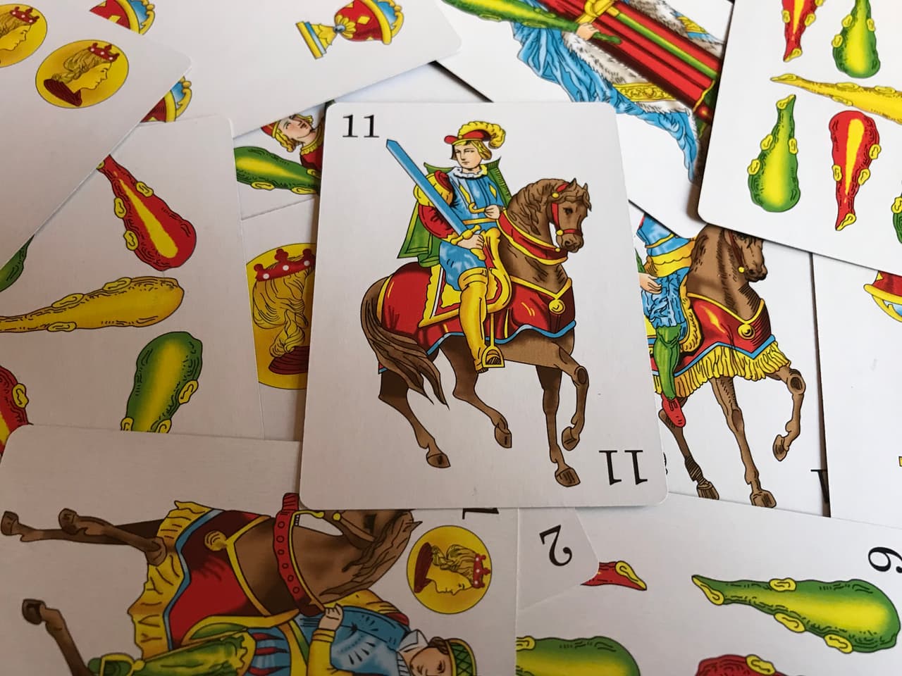 Leer la baraja española es otra interesante forma de adivinación acerca de la vida de una persona, como lo es leer también el tarot, la palma de la mano, el café o cualquier método similar. En esta ocasión hablaremos en particular de uno de sus palos: las espadas.