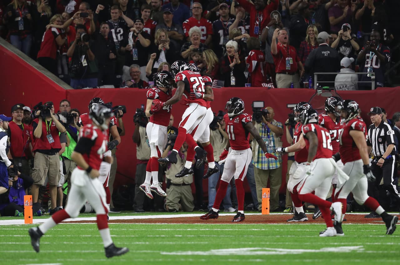 La fiesta de los Falcons en la cancha se servía para disfrutar lo que restaba del partido.