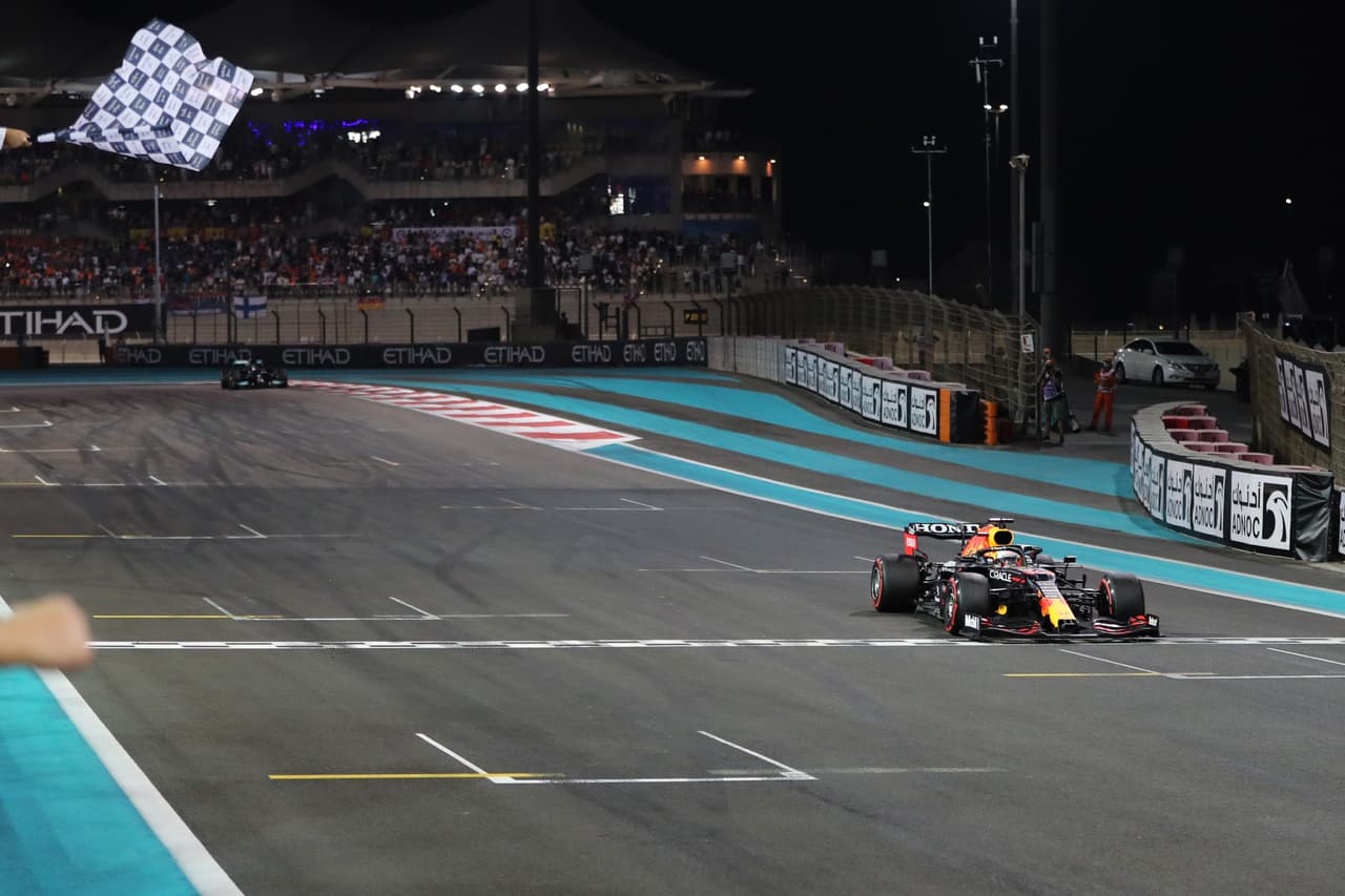 Max Verstappen es campeón del mundo y se corona en el Gran Premio de Abu Dhabi tras vencer a Lewis Hamilton en la última vuelta del Circuito Yas Marina. Carlos Sainz de Ferrari se quedó con la tercera posición y el mexicano 'Checo' Pérez quedó fuera de la carrera.