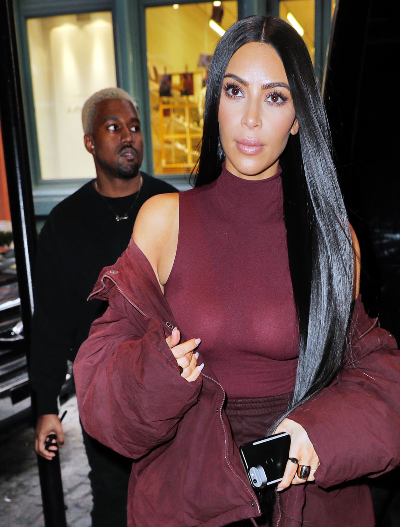 La moda braless se ha convertido en un recurso para varias celebs, pero tuvo su origen en los años 70's.