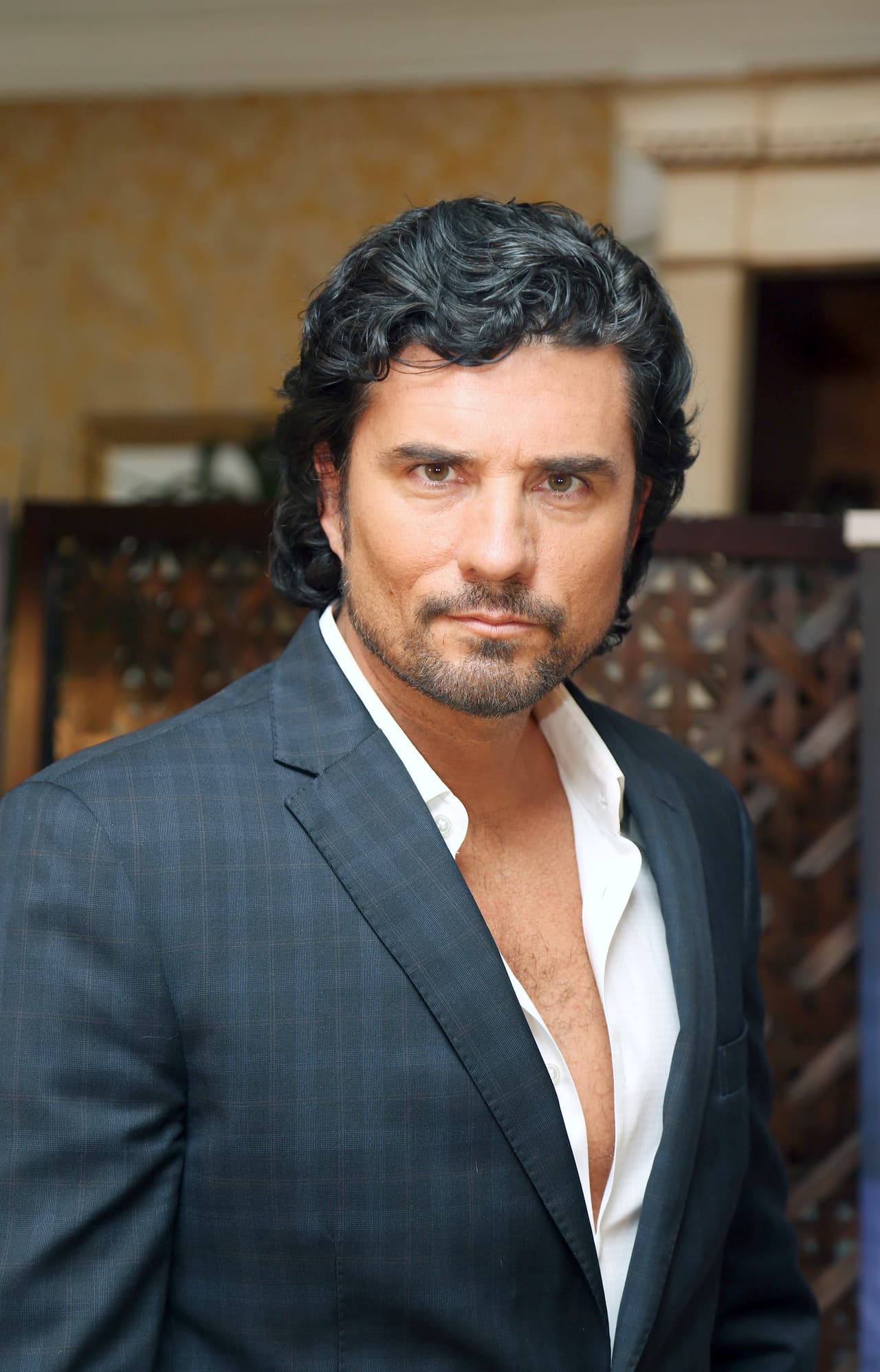 Diego Olivera es el sexy policía que te conquistará en ‘Mujeres de negro’