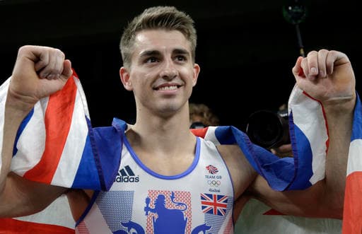 El británico Max Whitlock conquistó la medalla de oro en la prueba de caballo con arzones de la gimnasia artística varonil de los Juegos Olímpicos Río 2016, luego de arrasar en la primera posición con una puntuación final de 15.966.