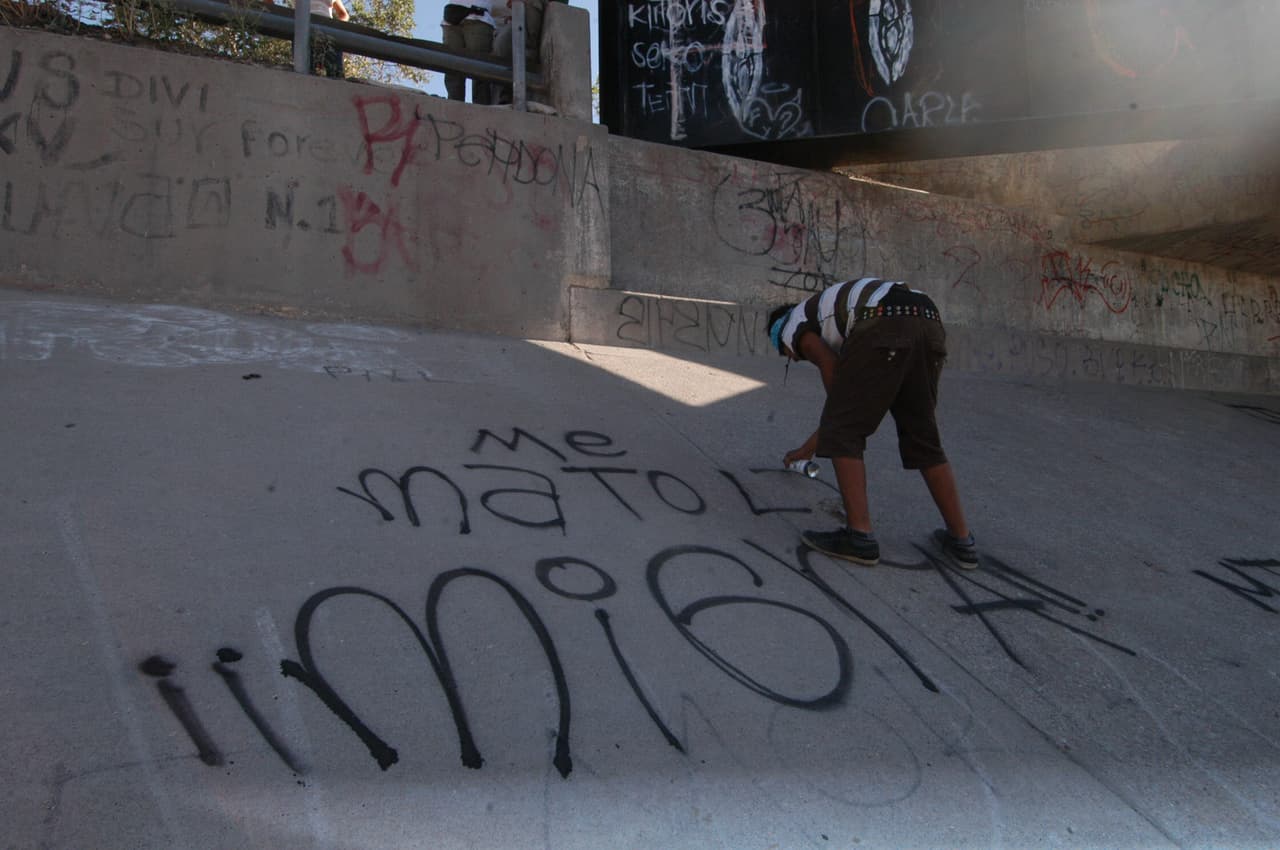 <b>"Me mató la Migra". </b>La muerte de Sergio Hernández levantó protestas en Ciudad Juárez, que siguen presentes en 2017 de forma testimonial. El Gobierno mexicano intentó –sin éxito– extraditar el agente estadounidense para juzgarlo e interpuso quejas –simbólicas– ante las cortes que escucharon el caso en Estados Unidos.