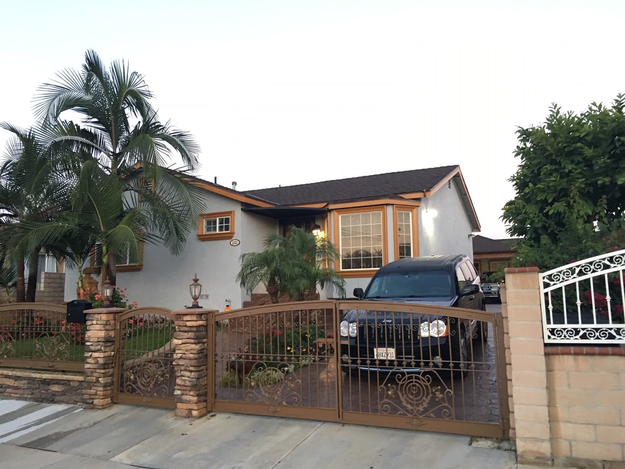 Esta casa ubicada en la misma calle del recinto religioso la compró por $140,000 en el año 2000 y ahora vale casi $290,000. Tiene dos habitaciones y un baño. Se construyó en 1950 sobre un terreno de 5,900 pies cuadrados.