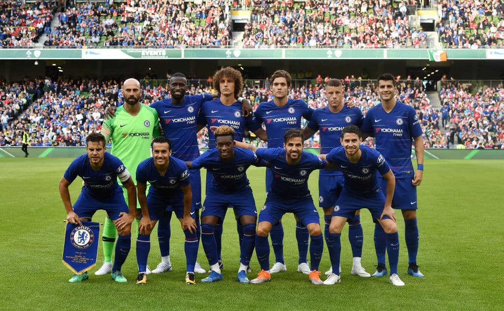 4) 
<b>Chelsea FC</b>. Los Blues son el segundo equipo con mayor valor en el mercado de acuerdo con el portal 
<i>Transfermarkt</i>. Los londinenses están valuados en 956 millones de euros.