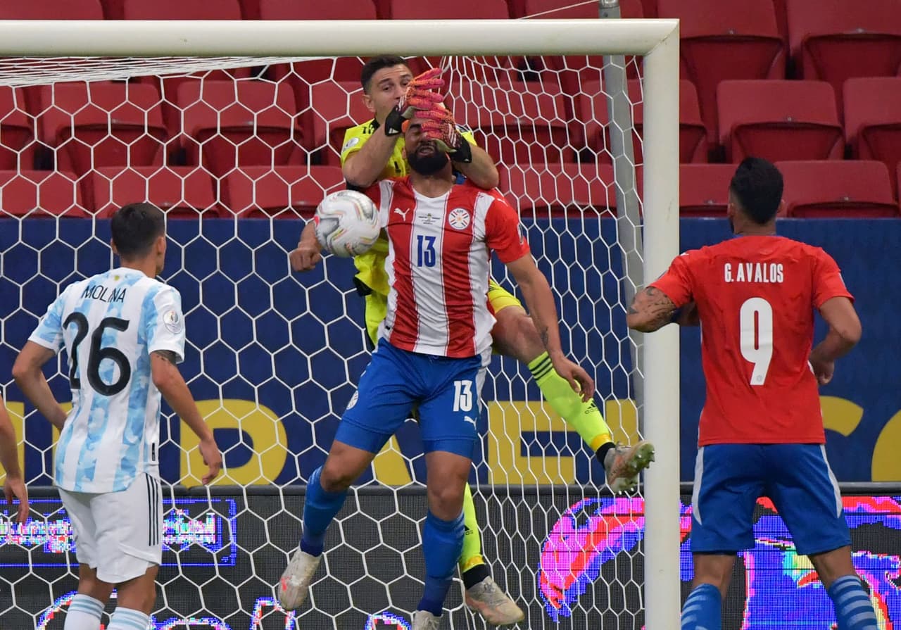 Con un solitario gol de Alejandro Gómez el equipo de Argentina venció a Paraguay y se metió a la siguiente ronda de la Copa América.