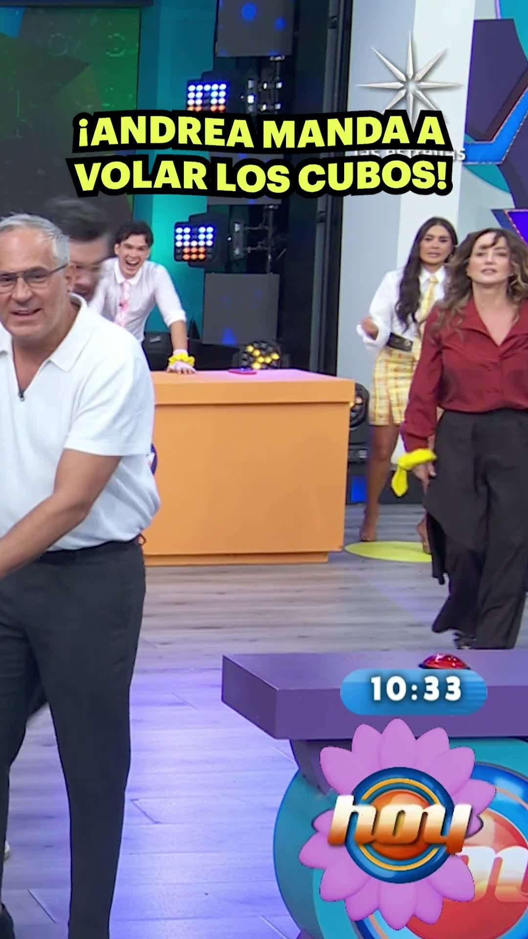 Andrea Legarreta pierde el control y se desquita con los cubos del juego